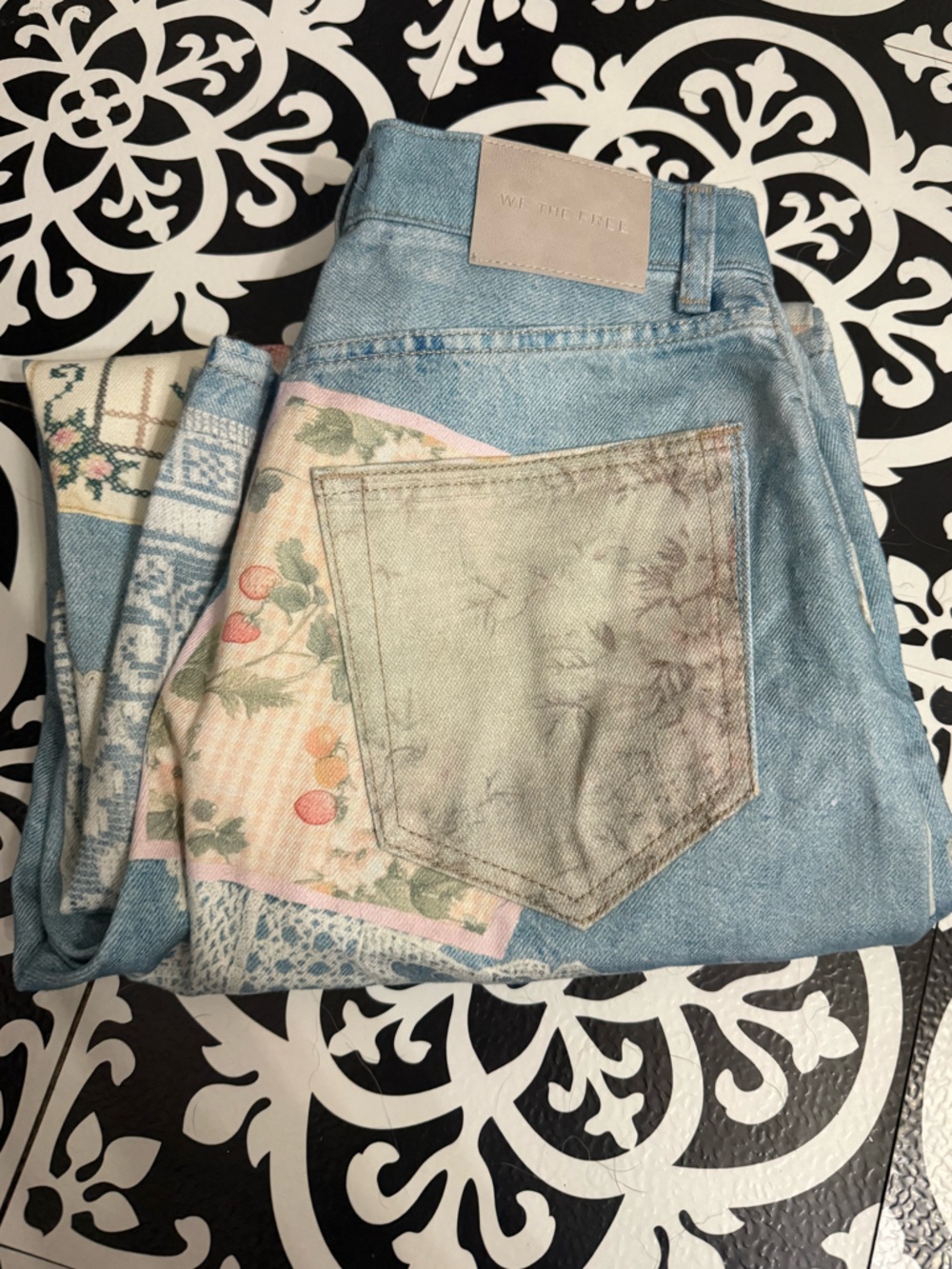 Free People We The Free Illusions Patchwork
Printed Jeans - Picture 8 of 14